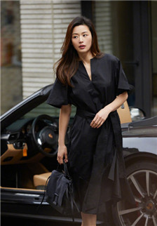 气质韩国女演员全智贤黑色连衣裙最新街拍图片