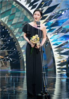 气质女演员张娜拉穿露肩黑色礼服的图片