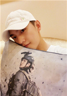 帅气男演员杨洋趴着枕头的自拍照图片