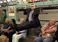 奇葩搞笑图片之地铁上的吊环运动