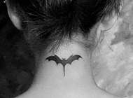 最新女生个性蝙蝠纹身图片
